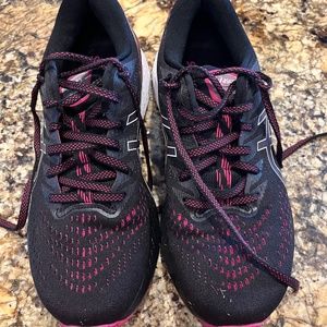 ASICS Gel Kayano 28- Excellent condition!!